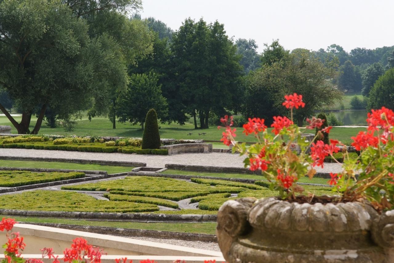 Chateau D'Augerville Golf & Spa Resort Buitenkant foto
