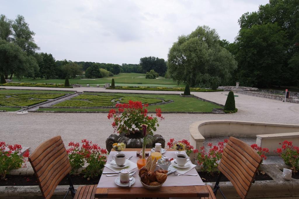 Chateau D'Augerville Golf & Spa Resort Buitenkant foto